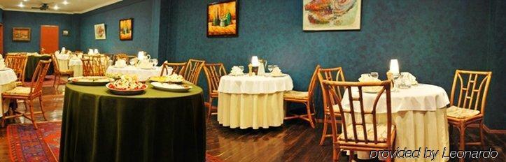 Urban Lodge Hotel Rooms And Suits تبليسي المطعم الصورة